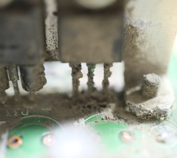 تأثير الرطوبه المدمر علي المكونات الإليكترونية